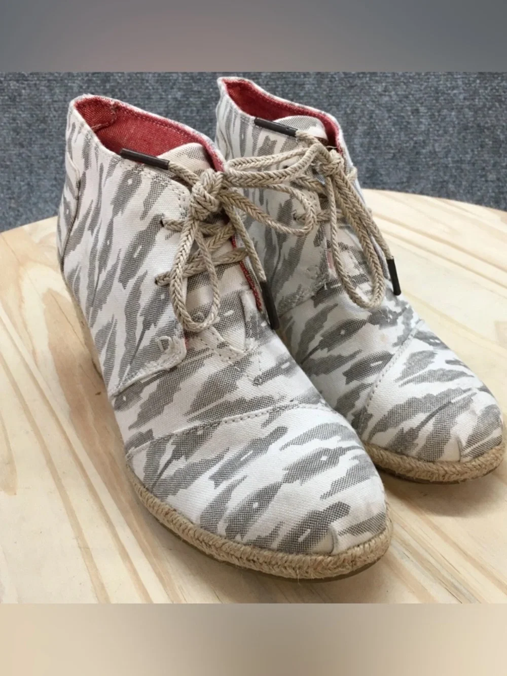 Toms Boots Canvas Desert Espadrille Beige Camouflage Lace Up Ankle Wedge SZ 8
